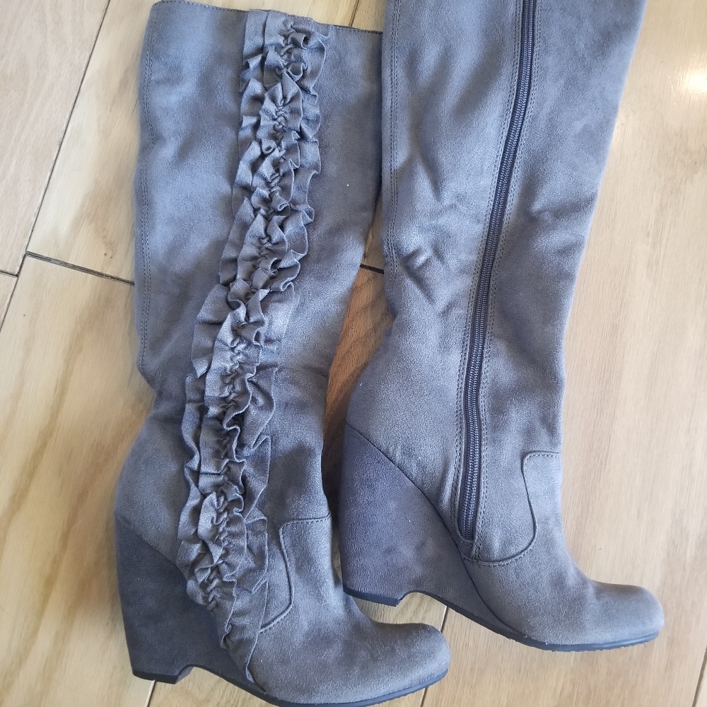 Ruffled wedged boots